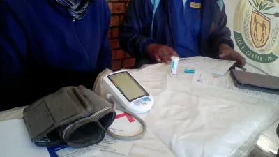 Agents de santé au travail lors de tests en Afrique du Sud