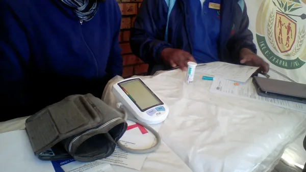 Agents de santé au travail lors de tests en Afrique du Sud