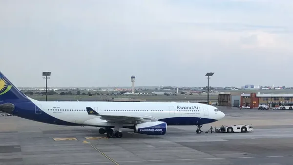 Airbus A330 de RwandAir stationne a l aeroport de Johannesburg