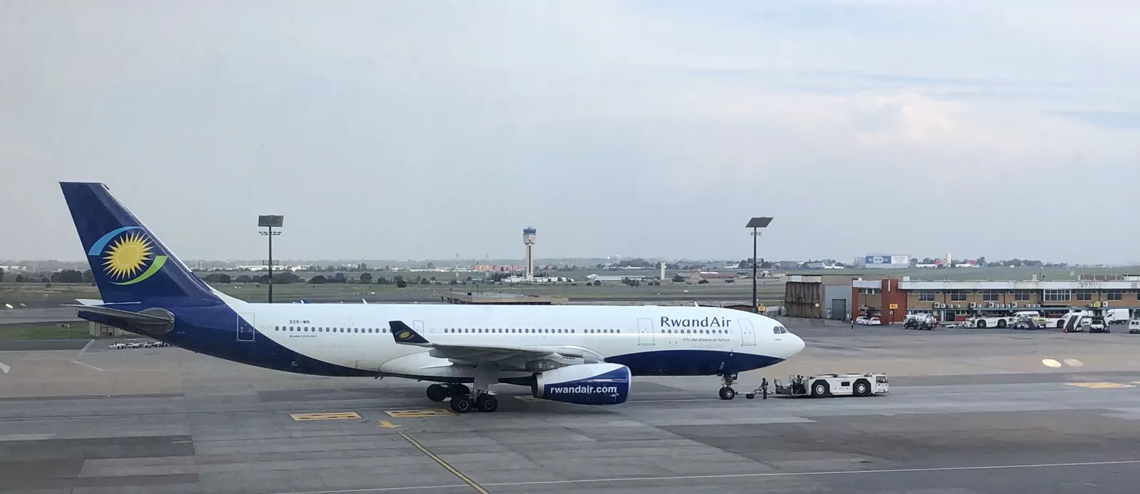 Airbus A330 de RwandAir stationne a l aeroport de Johannesburg