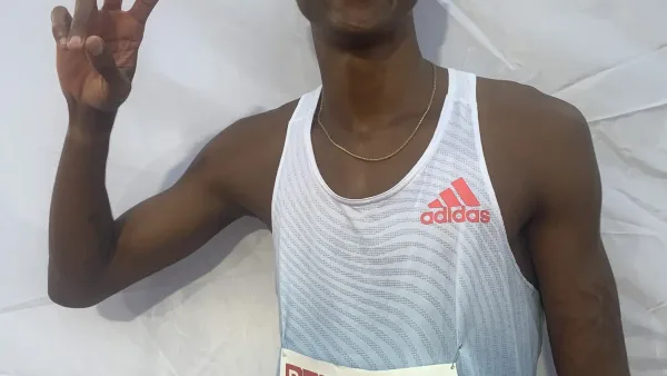 Alison dos Santos posant après une course en 2022