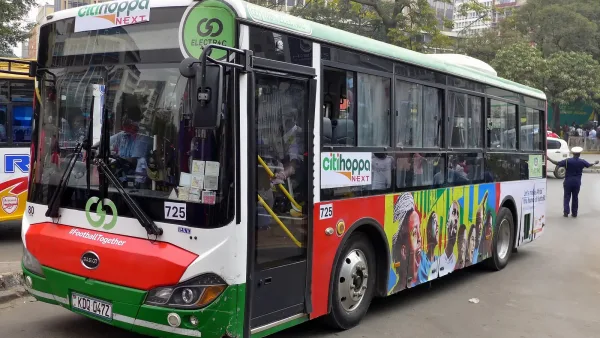 Un bus BasiGo en circulation sur Moi Avenue à Nairobi, au Kenya, en août 2025