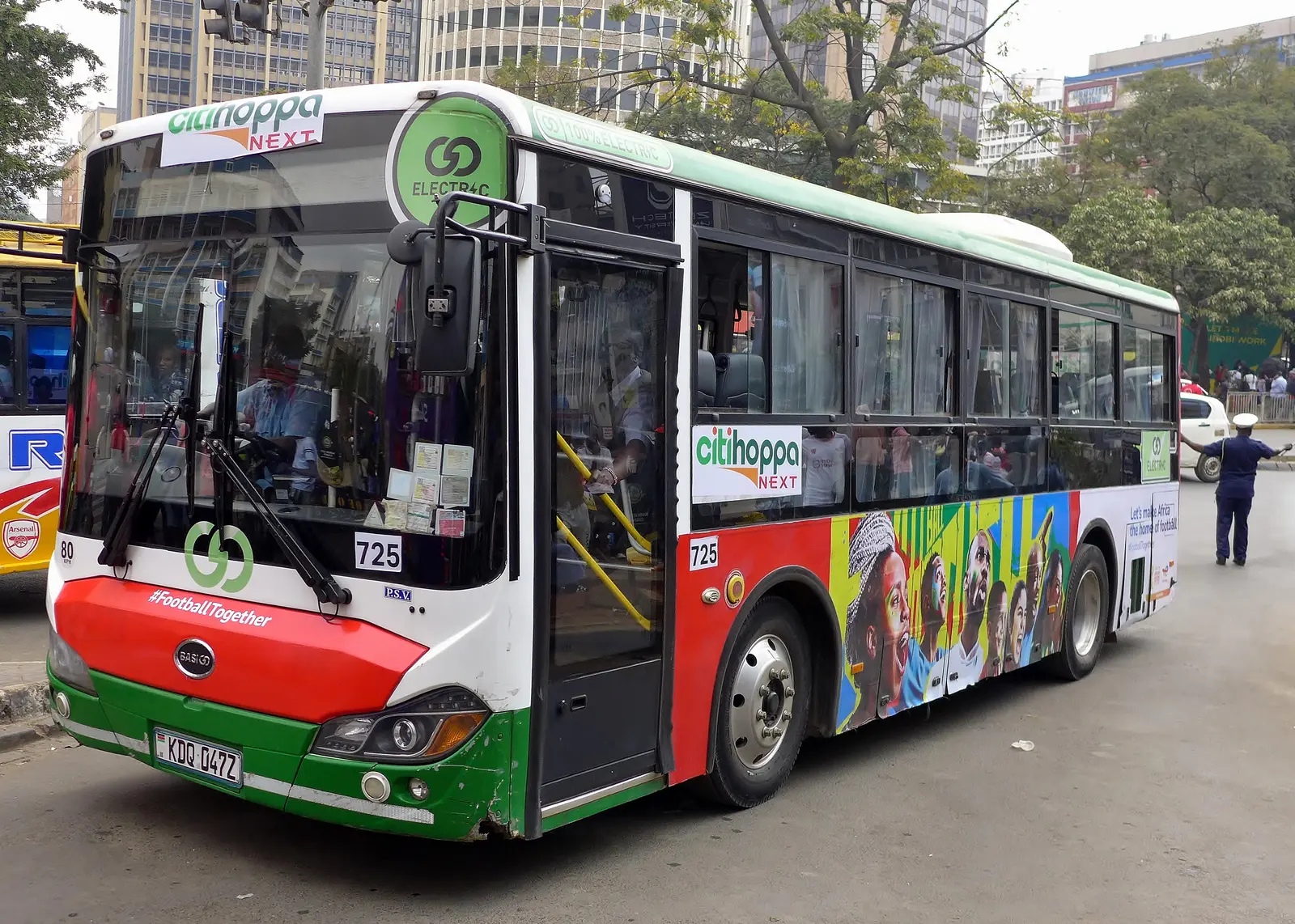 Un bus BasiGo en circulation sur Moi Avenue à Nairobi, au Kenya, en août 2025