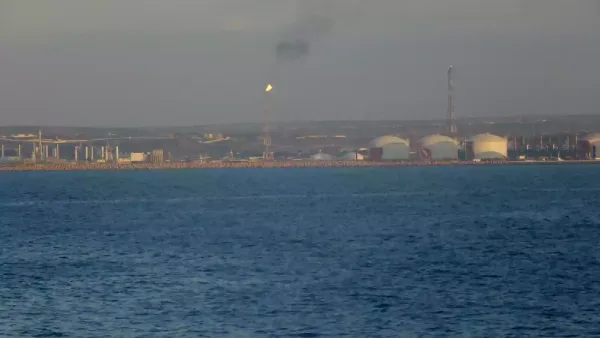 Vue du port et des installations industrielles d’Arzew, en Algérie