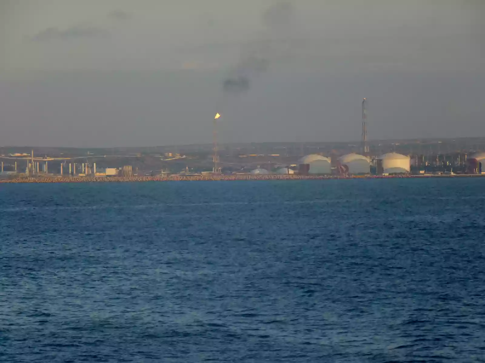 Vue du port et des installations industrielles d’Arzew, en Algérie