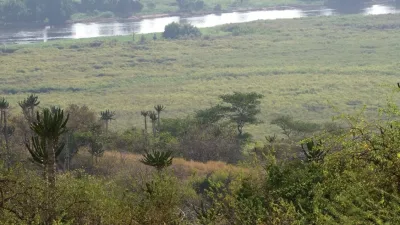 Savane et fleuve Kwanza dans le parc national de Quiçama, en Angola