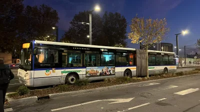 Bus sur la place de la Gare de Caen, en France