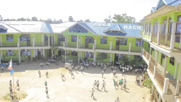 Cour du complexe scolaire La Racine à Bunia, en République démocratique du Congo