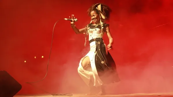 Eusebia sur scène, artiste liée au 15e anniversaire du Jao’s Pub à Antananarivo