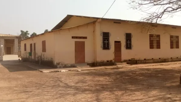 Vue d'un bâtiment à Forécariah, en Guinée