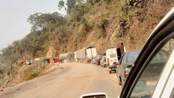 Embouteillage sur la route nationale 1 à Kaka, en Guinée