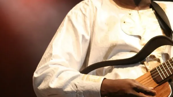 Ismaël Lô sur scène au Mumes Festival de Tenerife, le 10 août 2007.