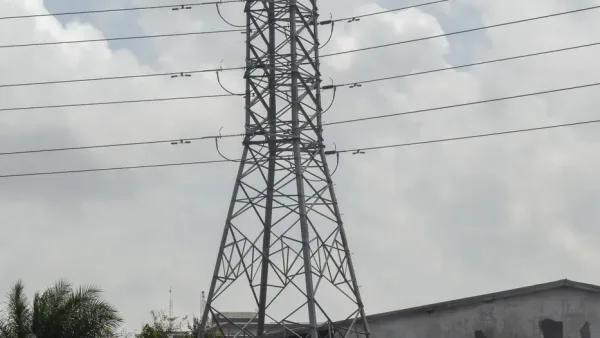 Lignes électriques au Ghana, illustration des infrastructures du réseau national.