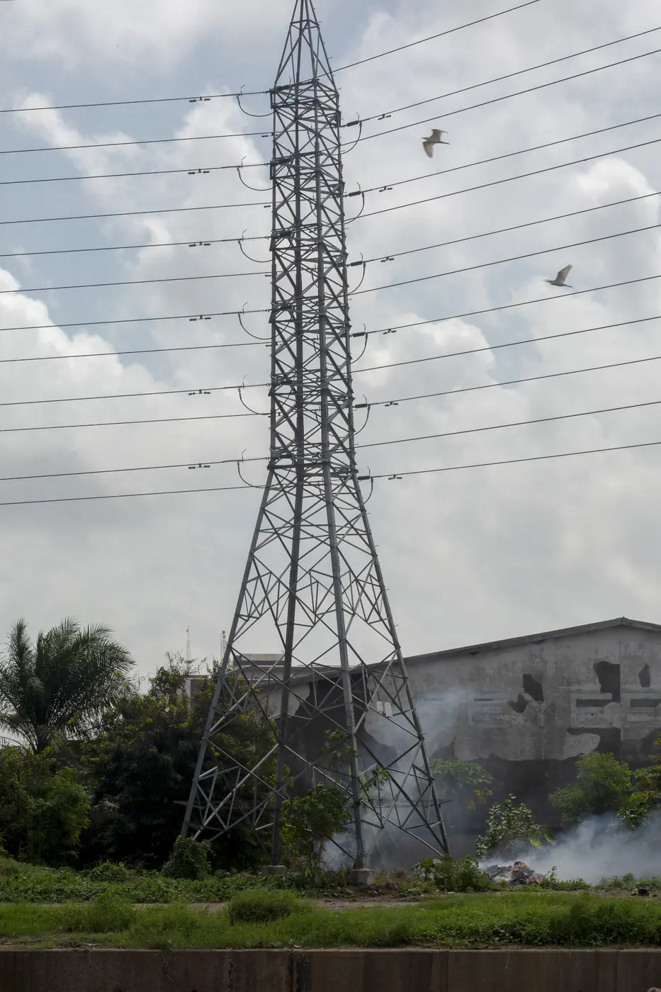 Lignes électriques au Ghana, illustration des infrastructures du réseau national.