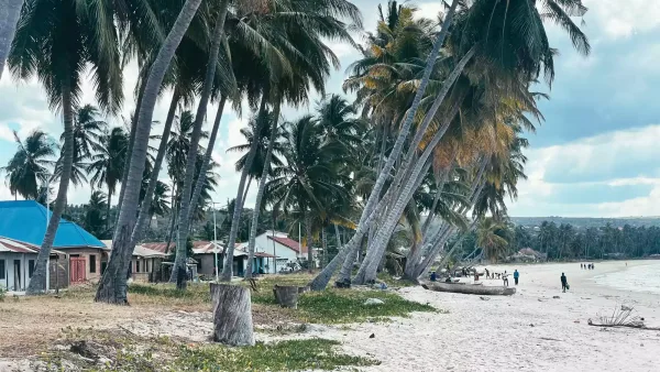 Vue de la plage et du front de mer de Lindi, en Tanzanie