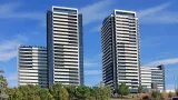 Vue générale de tours résidentielles modernes à Madrid, en Espagne, sous un ciel bleu