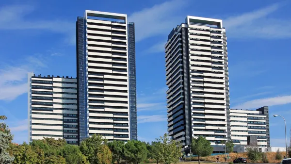 Vue générale de tours résidentielles modernes à Madrid, en Espagne, sous un ciel bleu