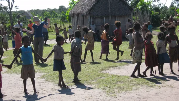 Écoliers malgaches devant une école à Madagascar