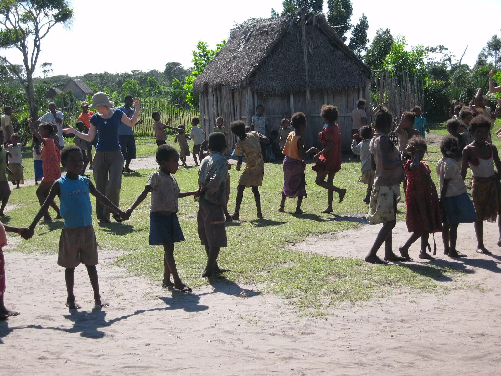 Écoliers malgaches devant une école à Madagascar