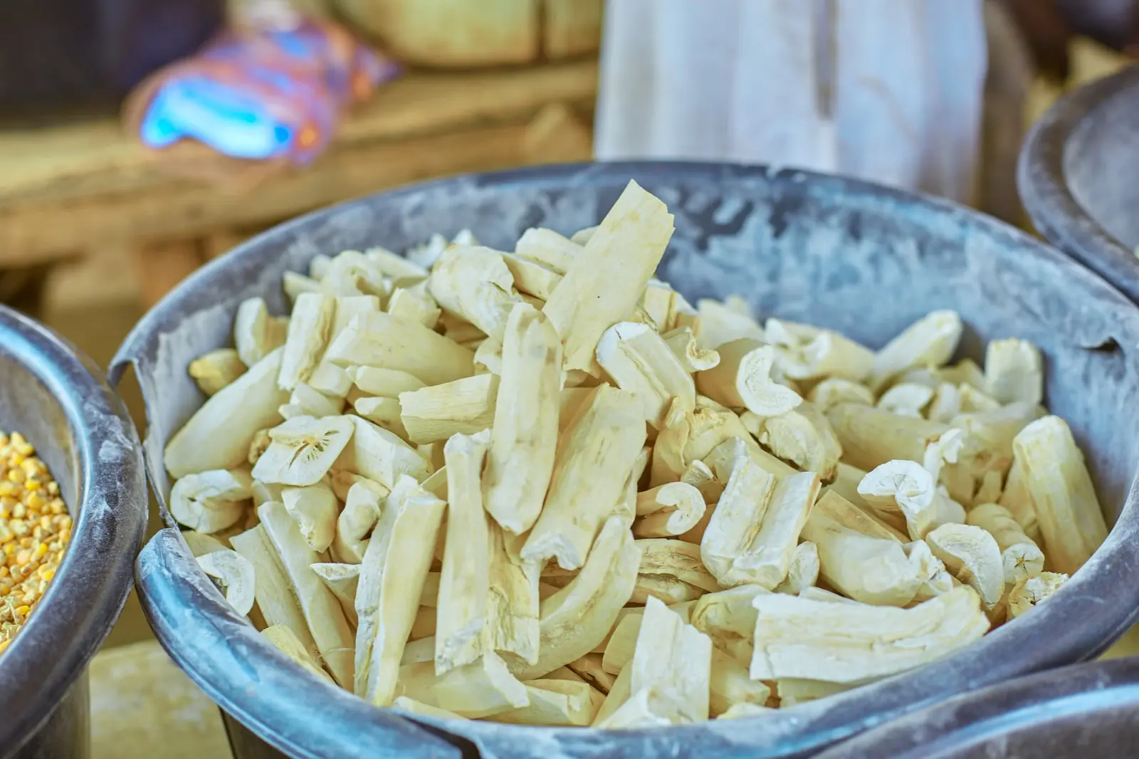 Tubercules de manioc fraîchement récoltés dans le nord du Nigeria