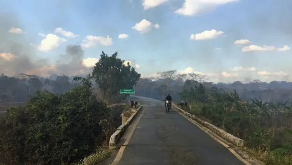 Route asphaltée dans le district de Mocímboa da Praia au Mozambique