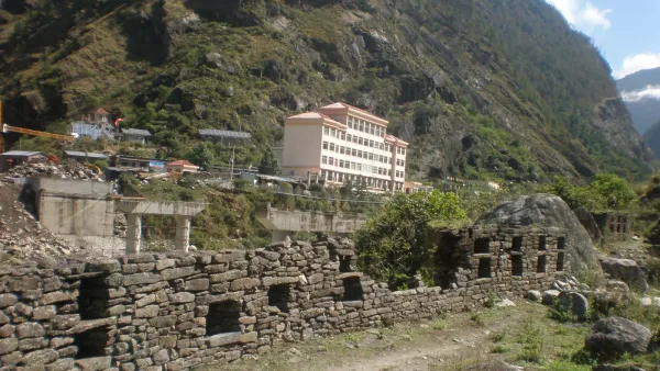 Poste-frontière de Gyirong et fort de Rasuwa, à la frontière entre le Népal et la Chine