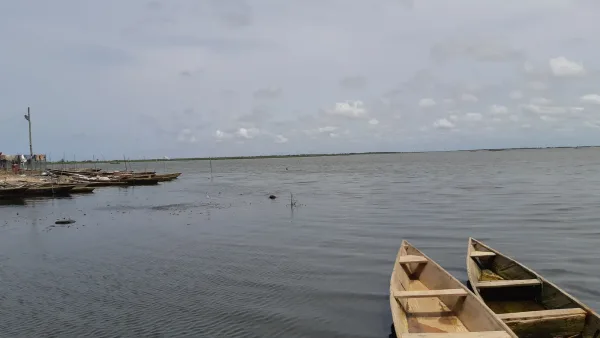 Vue offshore du Keta Lagoon dans la région de la Volta, au Ghana