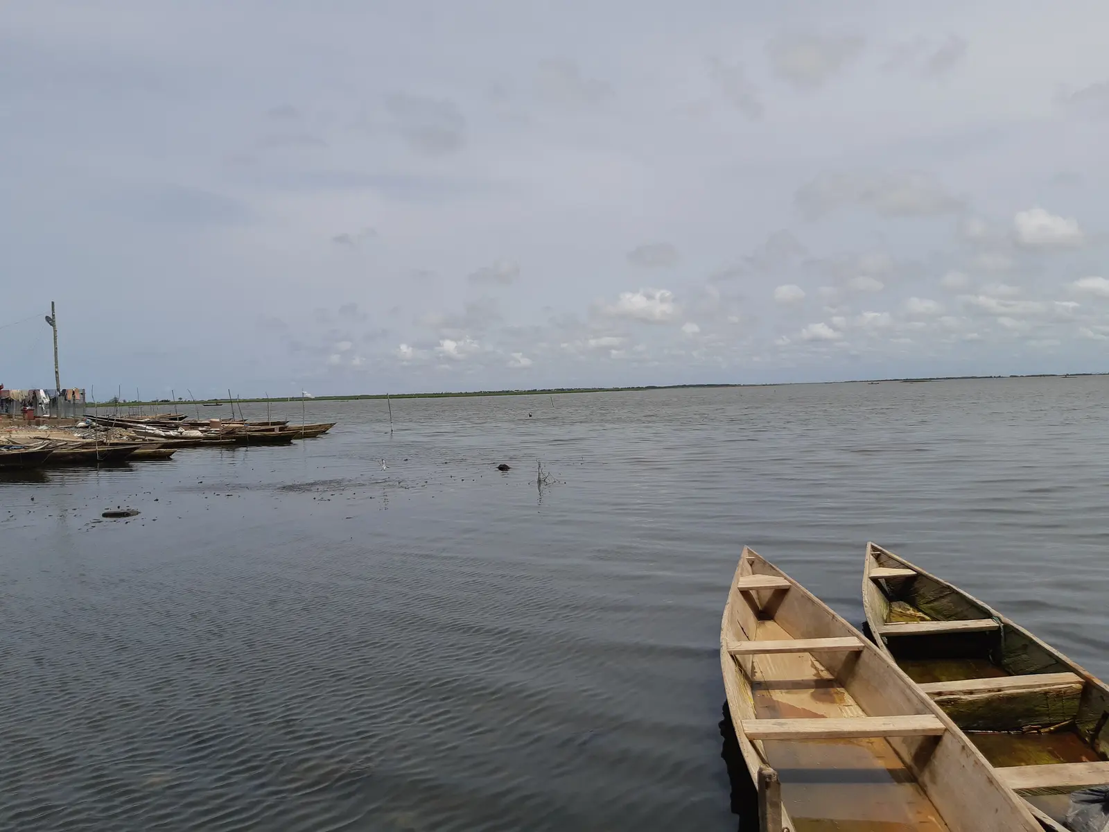 Vue offshore du Keta Lagoon dans la région de la Volta, au Ghana