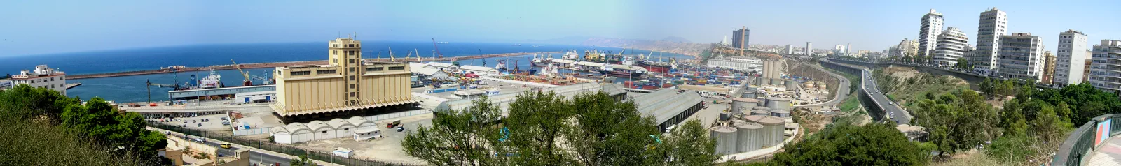 Vue panoramique du front de mer et du port d’Oran, en Algérie