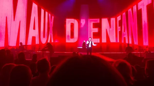 Patrick Bruel sur scène au Zénith de Rouen le 2 avril 2024