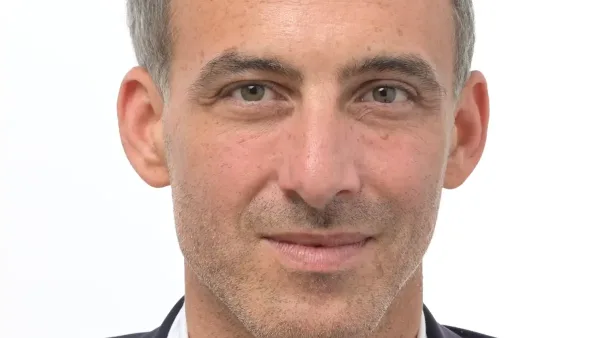 Raphaël Glucksmann, portrait officiel de 2024