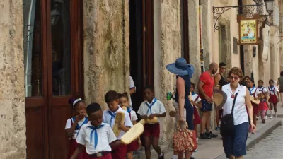 Écoliers marchant dans une rue de La Havane à Cuba