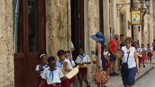 Écoliers marchant dans une rue de La Havane à Cuba