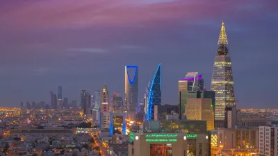 Vue nocturne des gratte-ciels du centre de Riyad, capitale de l'Arabie saoudite