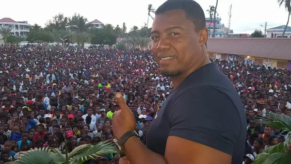 Siteny Randrianasoloniaiko devant une foule à Madagascar
