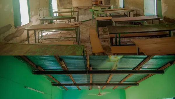 Salle de classe au Soudan, montrée avant et après rénovation