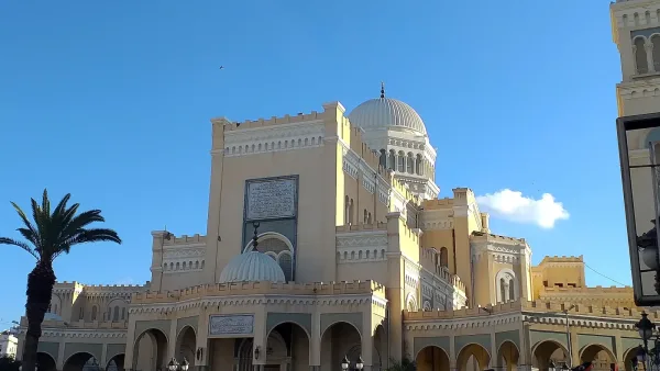 Vue du centre-ville de Tripoli, en Libye, avec une mosquée et un palmier au premier plan