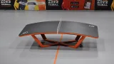 Table et ballon de teqball lors d’une compétition