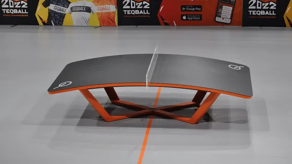 Table et ballon de teqball lors d’une compétition