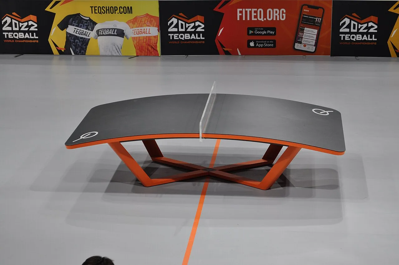 Table et ballon de teqball lors d’une compétition