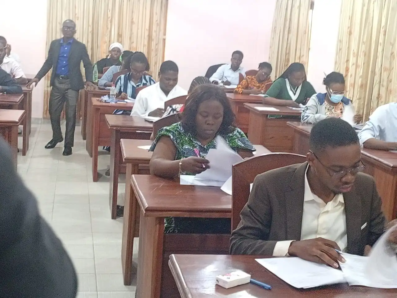 Des candidats planchent sur les épreuves du DESCOGEF. à PIGIER-Bénin