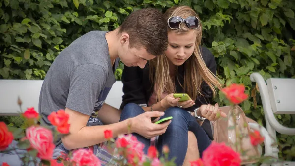 Couple utilisant chacun un téléphone portable