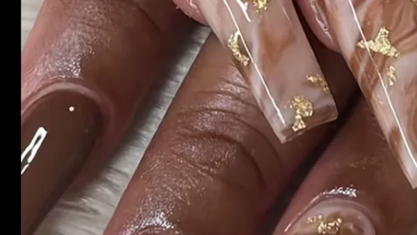 Manucure nacrée sur peau foncée, illustration de la tendance oyster nails