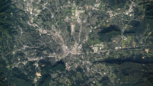 Vue aérienne de Roanoke et de Tinker Creek en Virginie