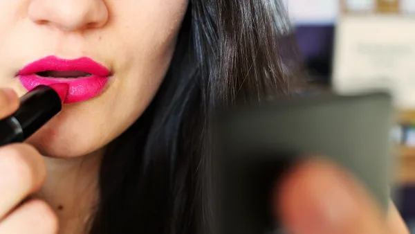 Rouge à lèvres rose utilisé pour une tendance maquillage frosted lips