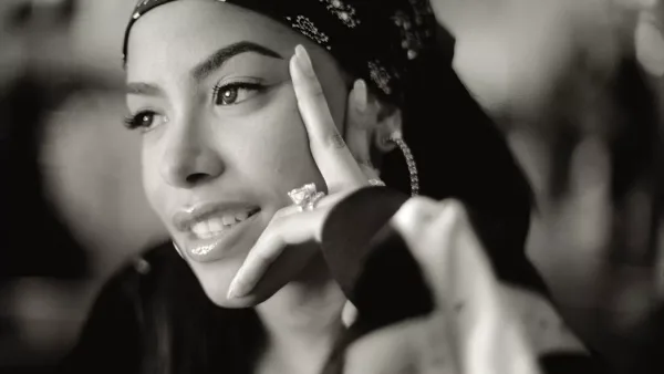 Aaliyah lors d'une apparition publique a Berlin en 2000