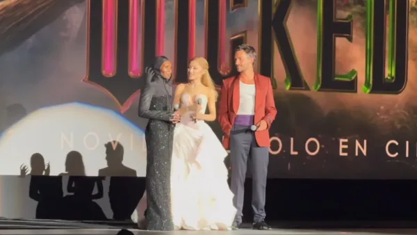Ariana Grande avec Cynthia Erivo et Jonathan Bailey lors de la première de Wicked à Mexico