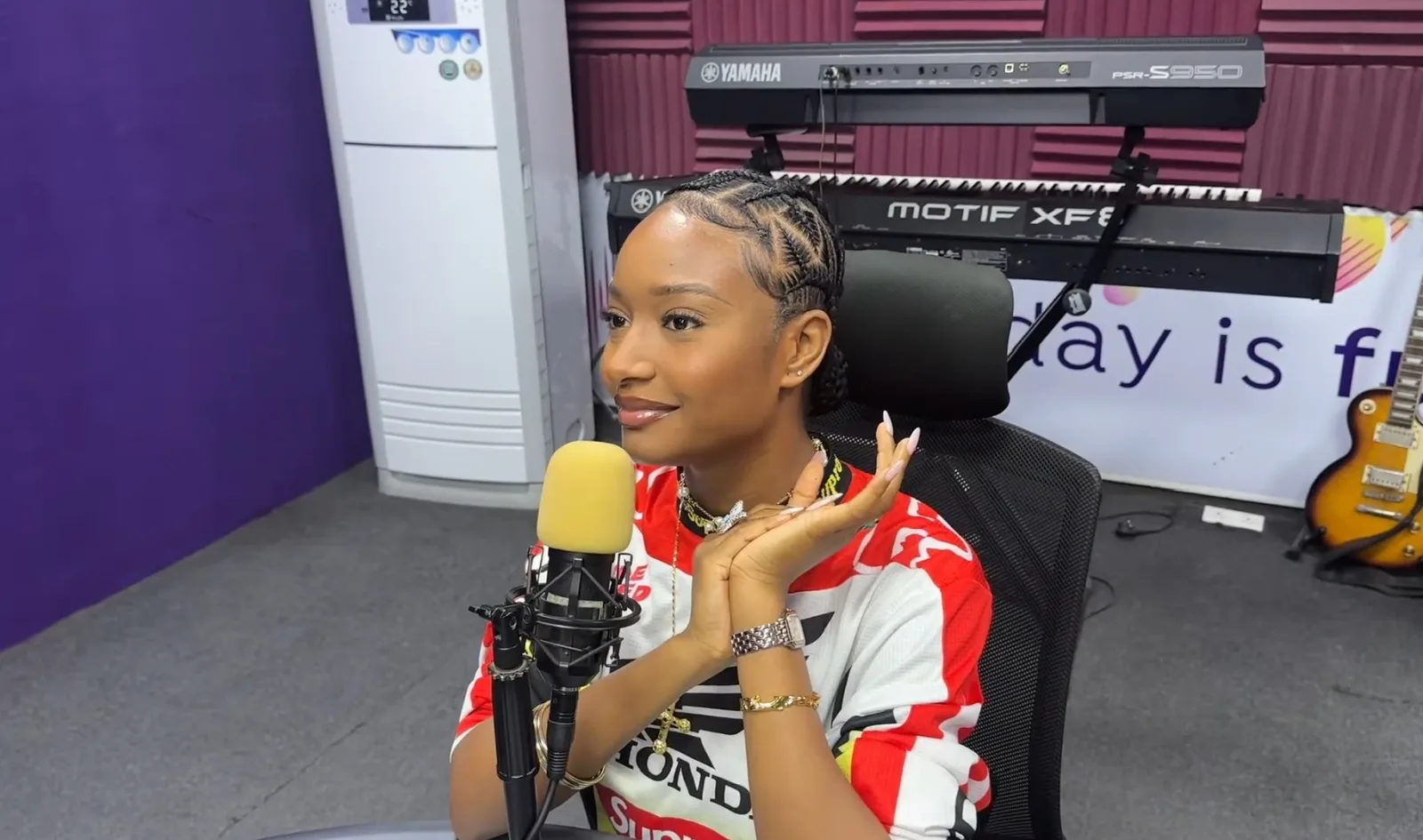 Ayra Starr au micro dans les studios Ultima à Lagos en 2024