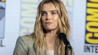 Betty Gilpin, lauréate aux Emmy Awards 2026 pour Widow’s Bay