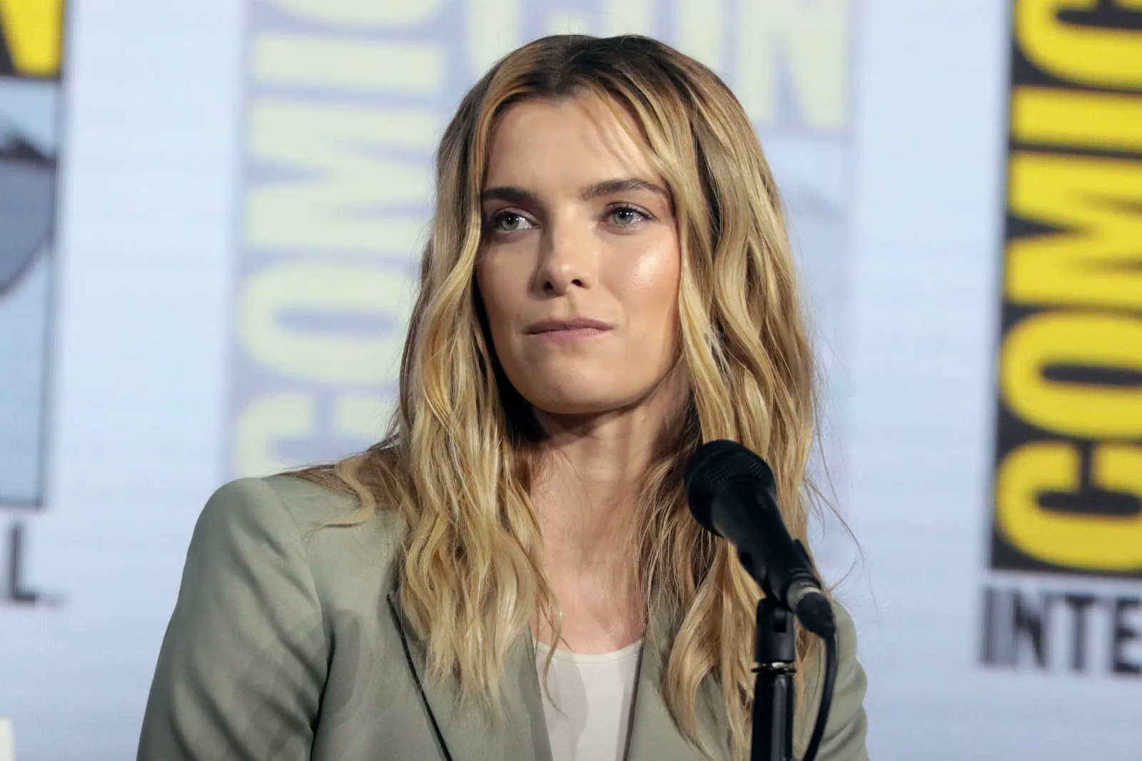 Betty Gilpin, lauréate aux Emmy Awards 2026 pour Widow’s Bay